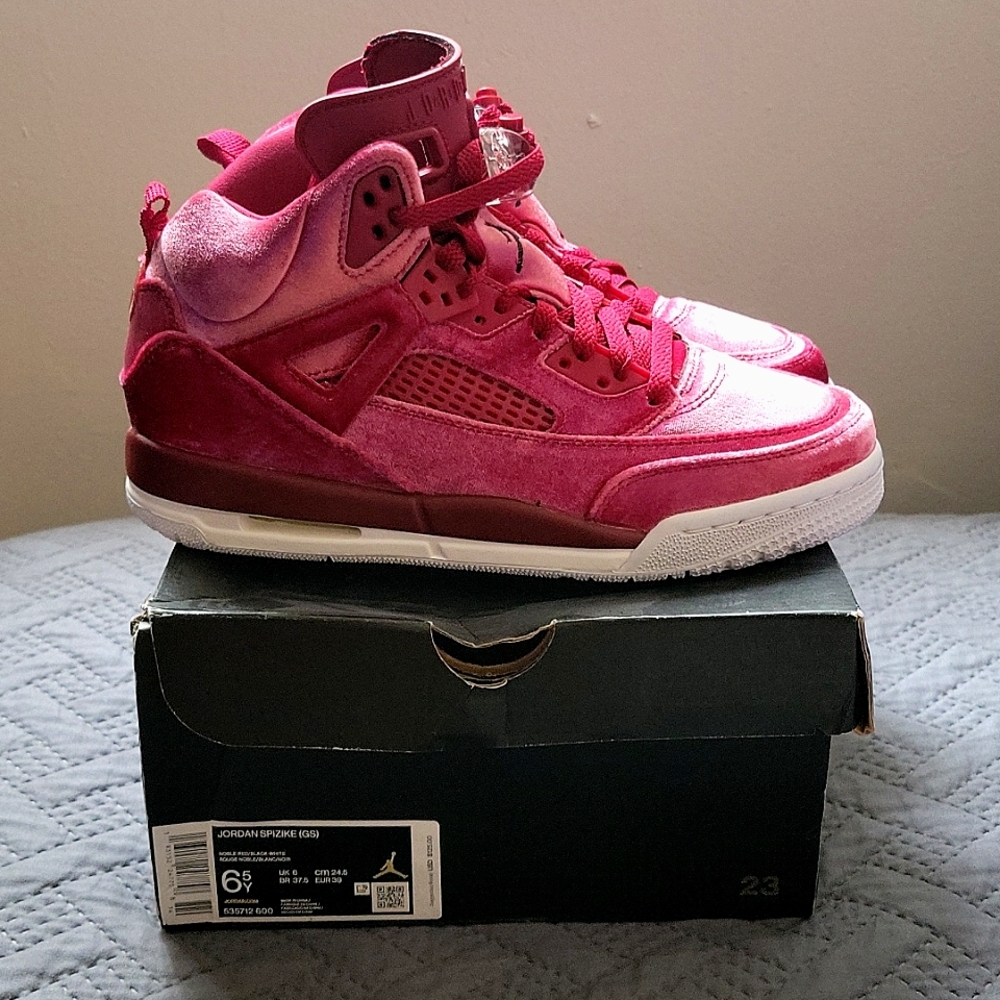 Jordan Spizike (GS) Size 6.5 kids Size 8 Women.